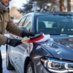 Delikatne odśnieżanie samochodu