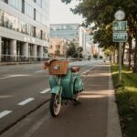 Rowerzysta i motorowerzysta razem