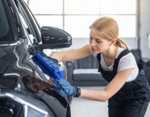 Specjalistka wykonująca detaili